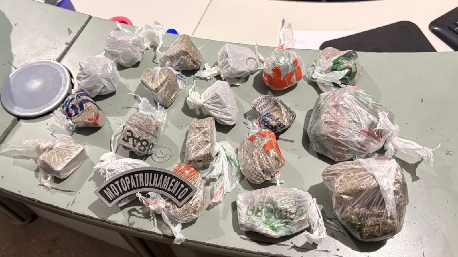 Polícia Militar do Ceará apreende mais de meio quilo de maconha em operação noturna em Caucaia