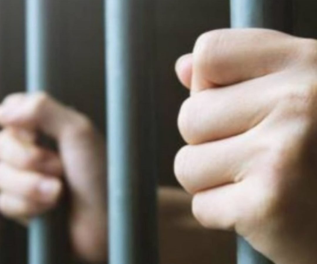 Homem com mandados por homicídio e roubo é preso pela PM em Fortaleza