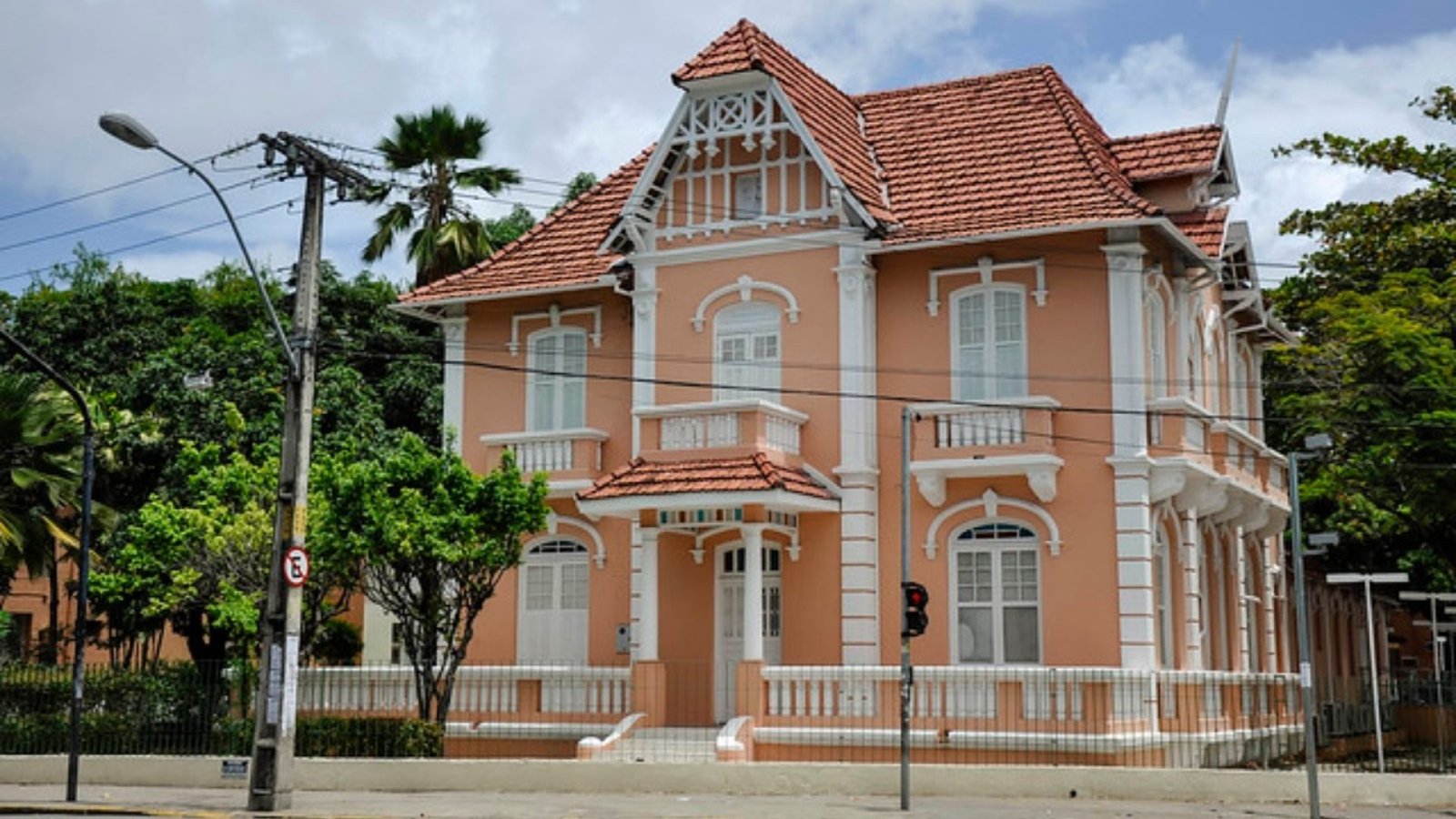 tuguesa: 75 vagas Curso de Libras: 40 vagas 📚 Já as vagas para teste de nível s