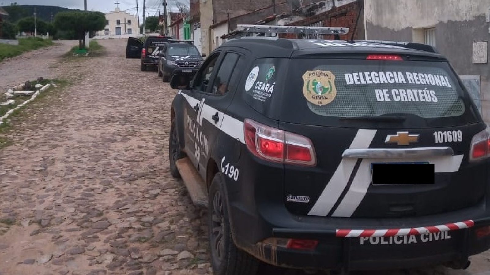 crimes de violência doméstica e ameaça contra a companheira é preso em flagrante
