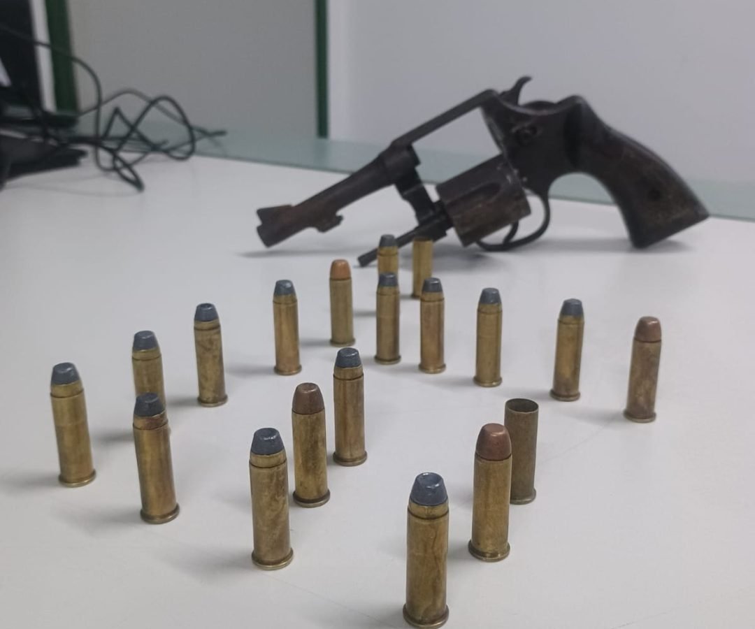 Polícia Militar retira revólver e munições de circulação em ação no bairro Vila Velha