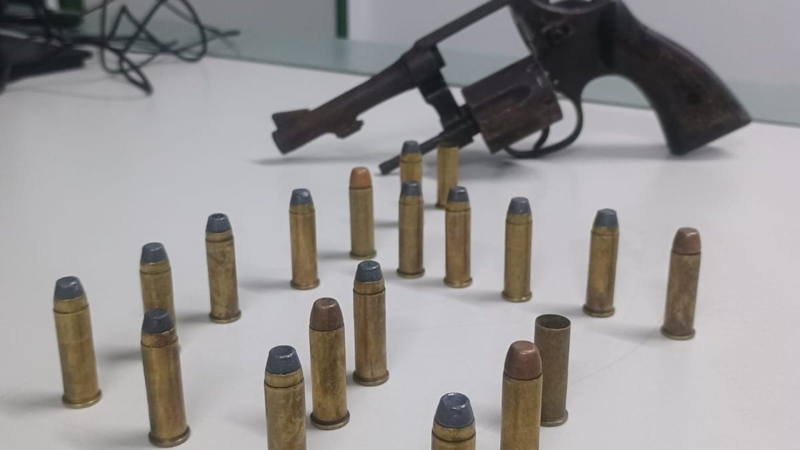 Polícia Militar retira revólver e munições de circulação em ação no bairro Vila Velha