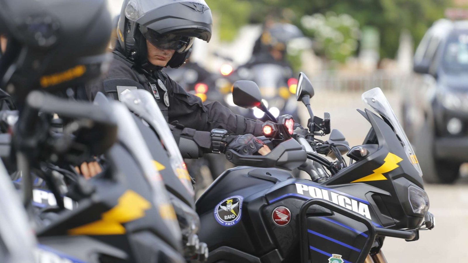 Ação do Raio resulta em prisão de trio e apreensão de drogas em Beberibe