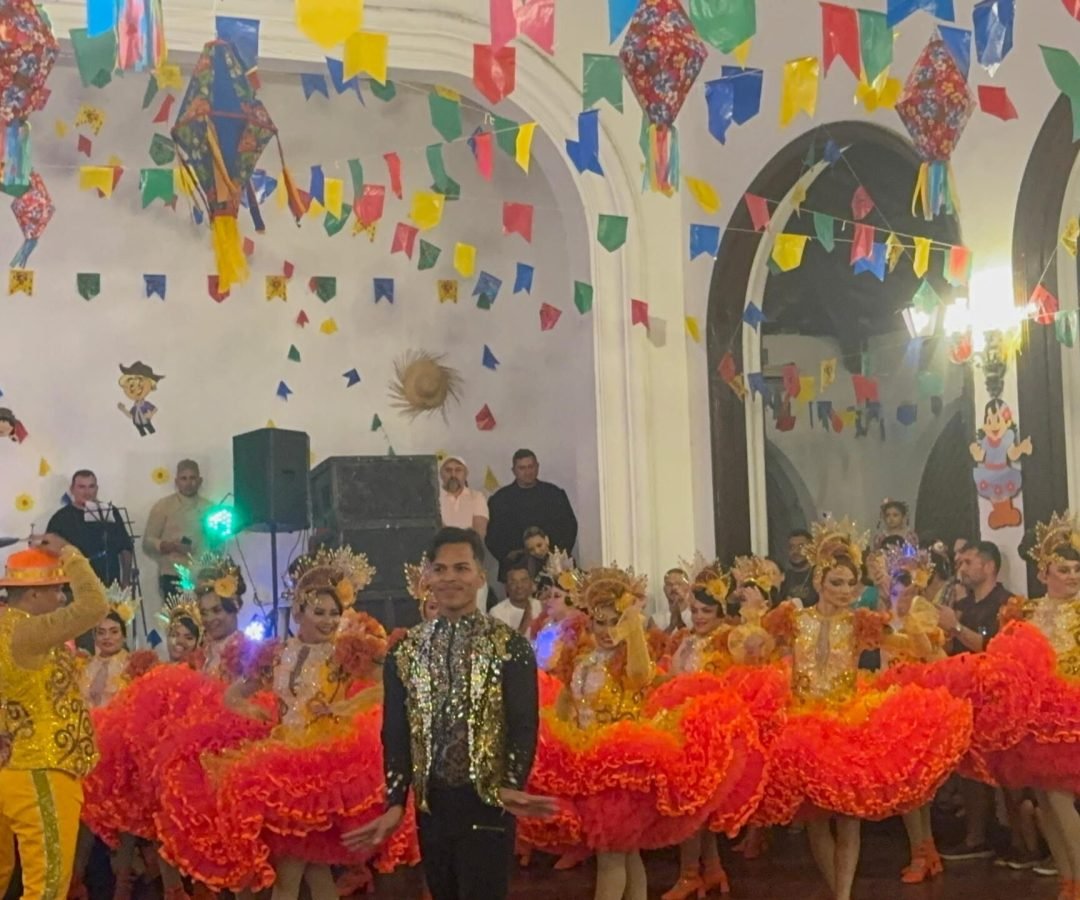 brincadeiras juninas infantis, barraquinhas, comidas típicas e apresentação de q