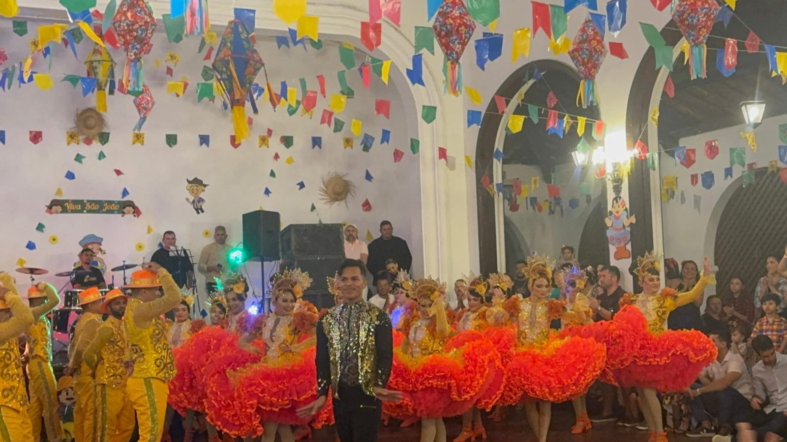 brincadeiras juninas infantis, barraquinhas, comidas típicas e apresentação de q