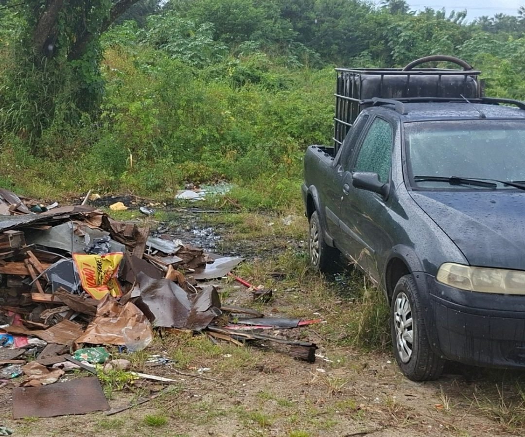 descarte irregular de óleo de motor às margens do Rio Cocó Um motorista foi autu