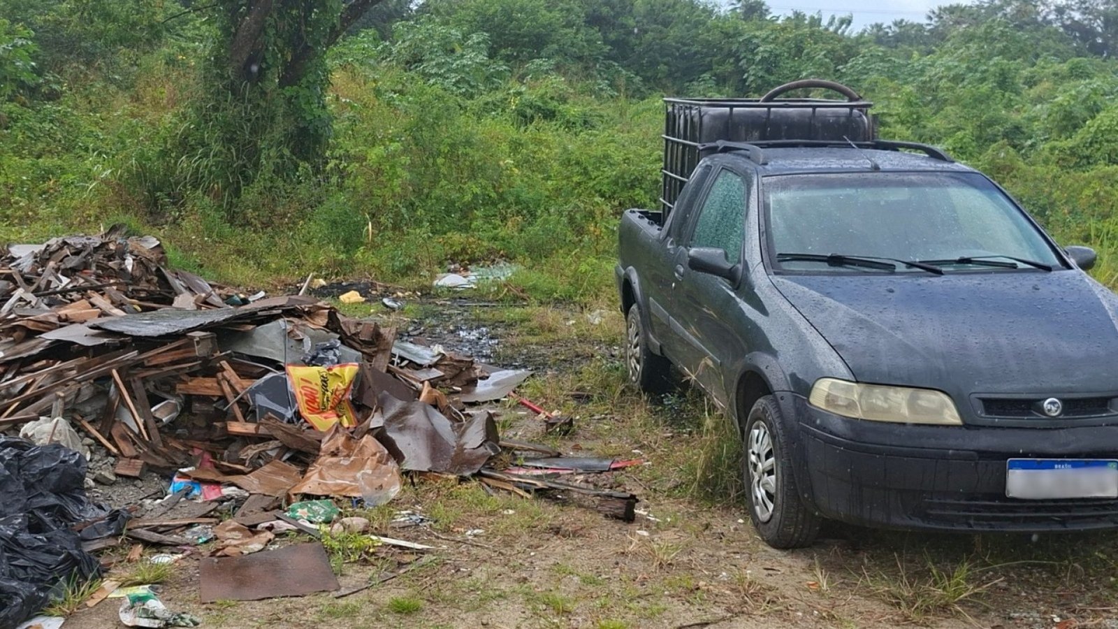 descarte irregular de óleo de motor às margens do Rio Cocó Um motorista foi autu