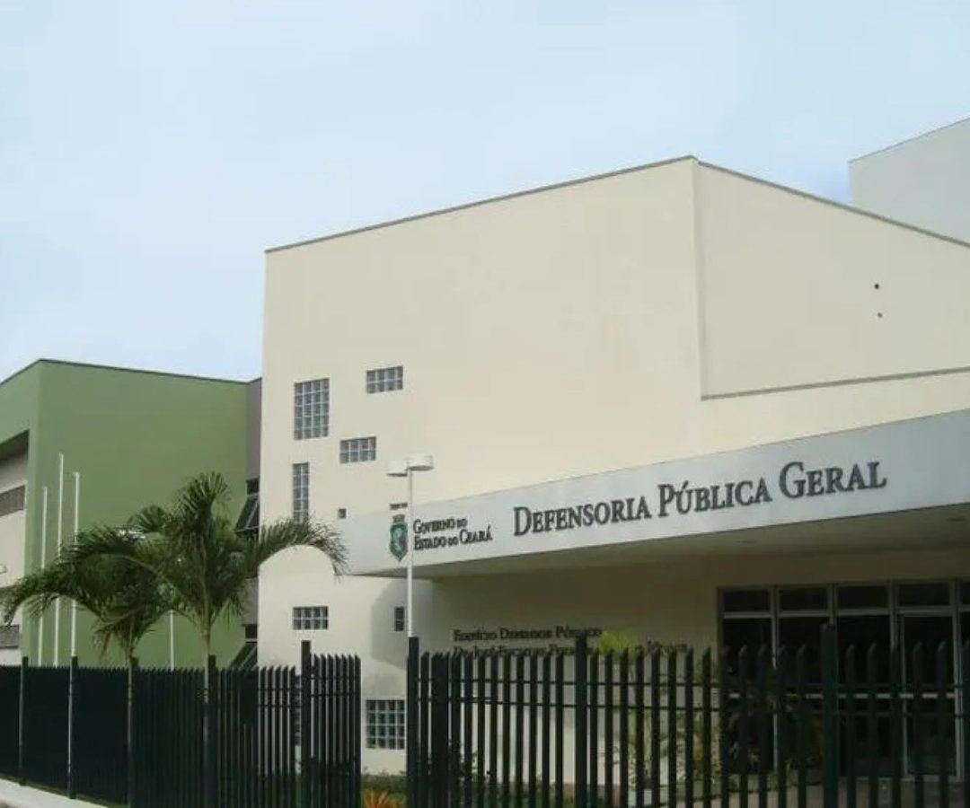 "conduta considerada incompatível com o exercício do cargo", foi reintegrada à D