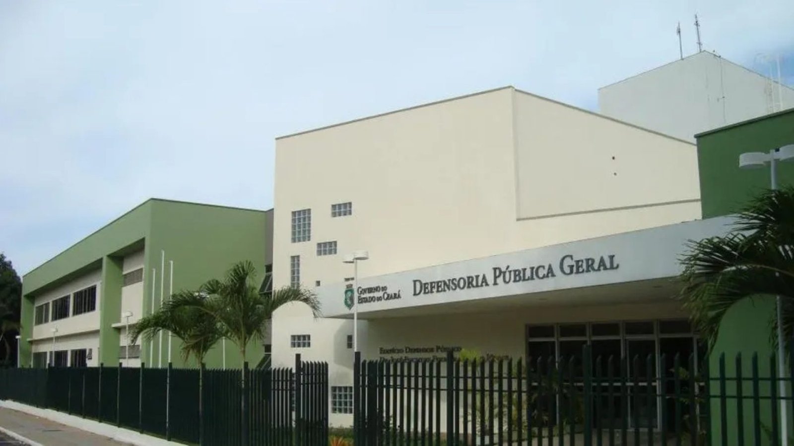 "conduta considerada incompatível com o exercício do cargo", foi reintegrada à D