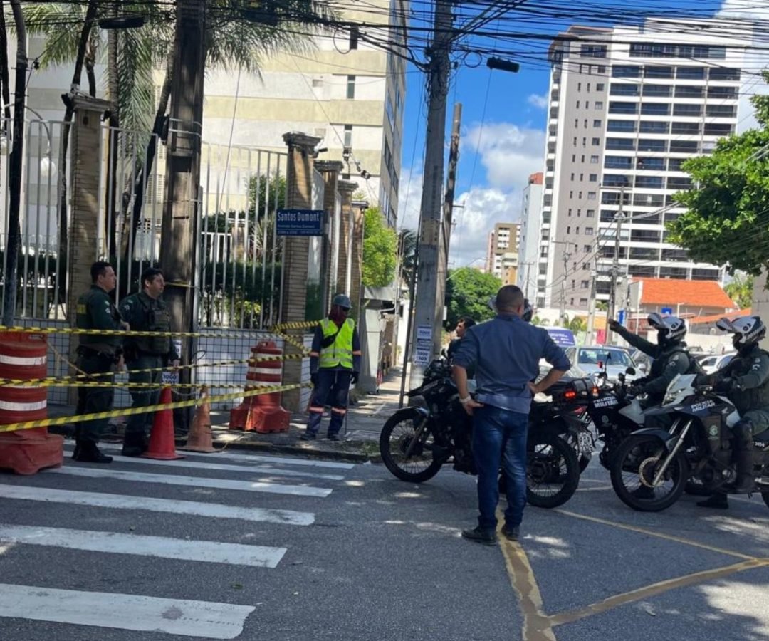 ariamente interditada e alguns estabelecimentos comerciais próximos ao local tiv