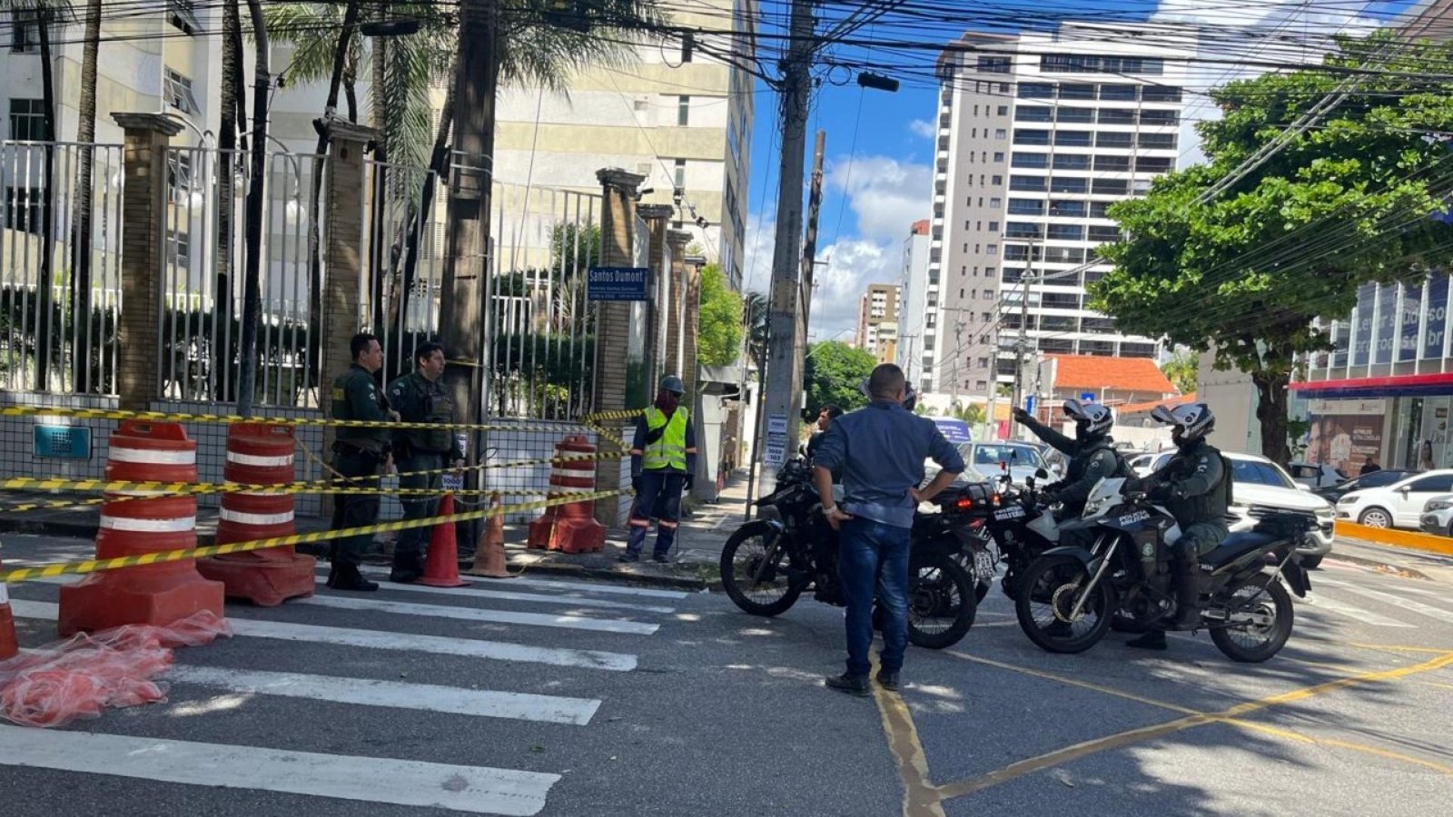 ariamente interditada e alguns estabelecimentos comerciais próximos ao local tiv