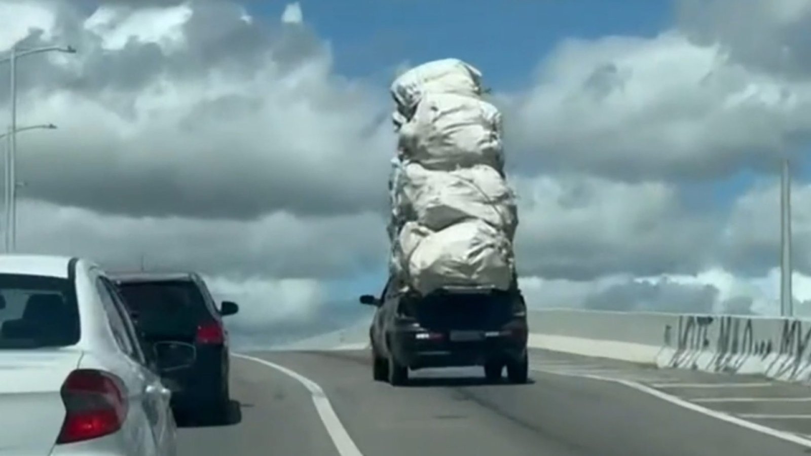 ato é infração de trânsito TV Verdes Mares/Reprodução