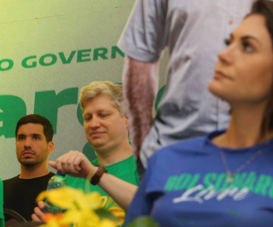 Flávio Bolsonaro, o deputado federal André Fernandes (PL), pivô da briga entre o