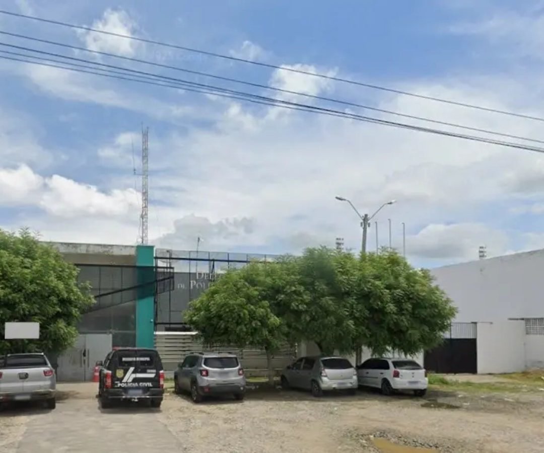 perseguição, em março deste ano. No entanto, ela queria mudar a versão apresenta