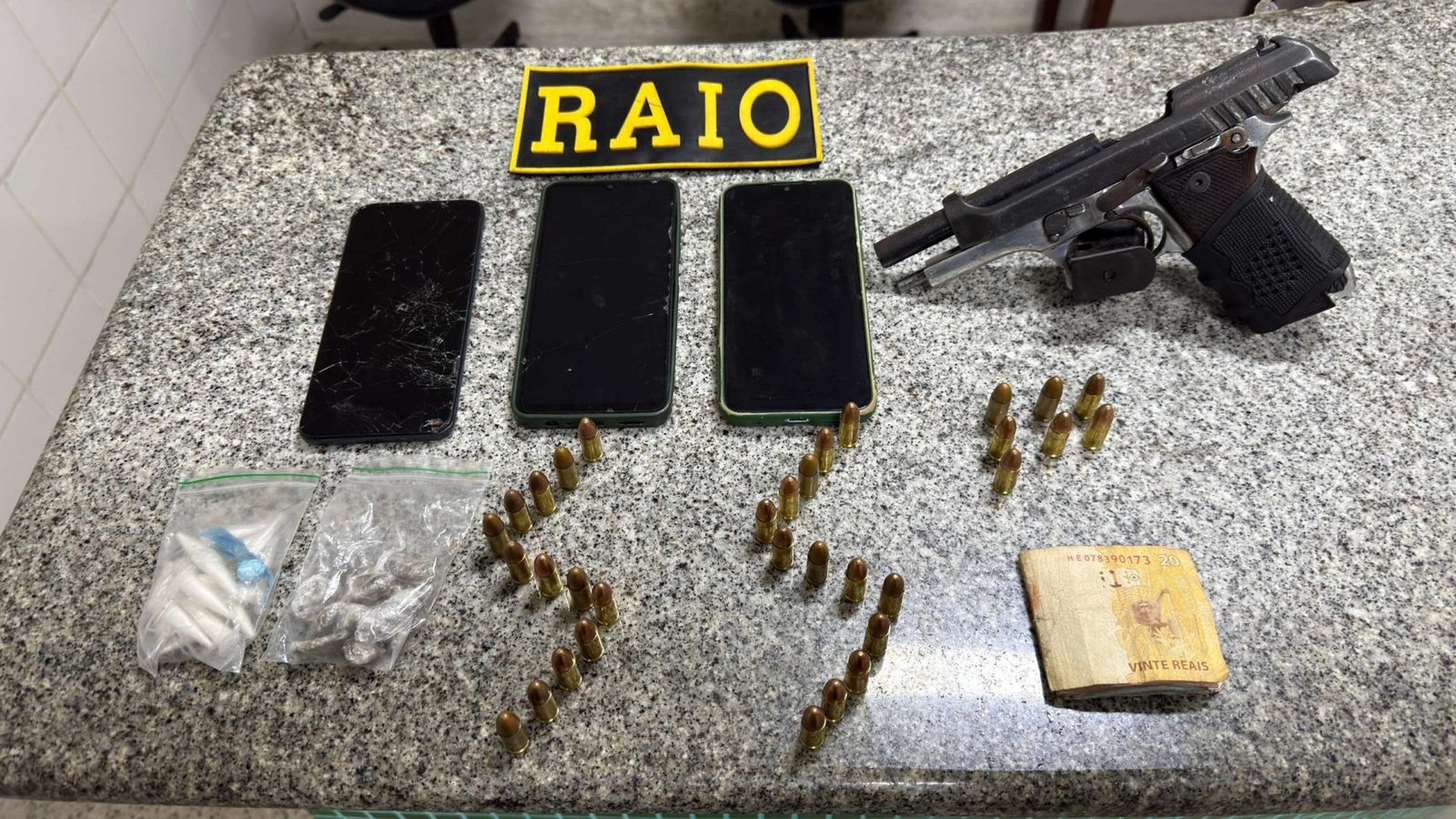 Cpraio prende suspeito com arma de fogo e drogas no bairro José de Alencar em Fortaleza