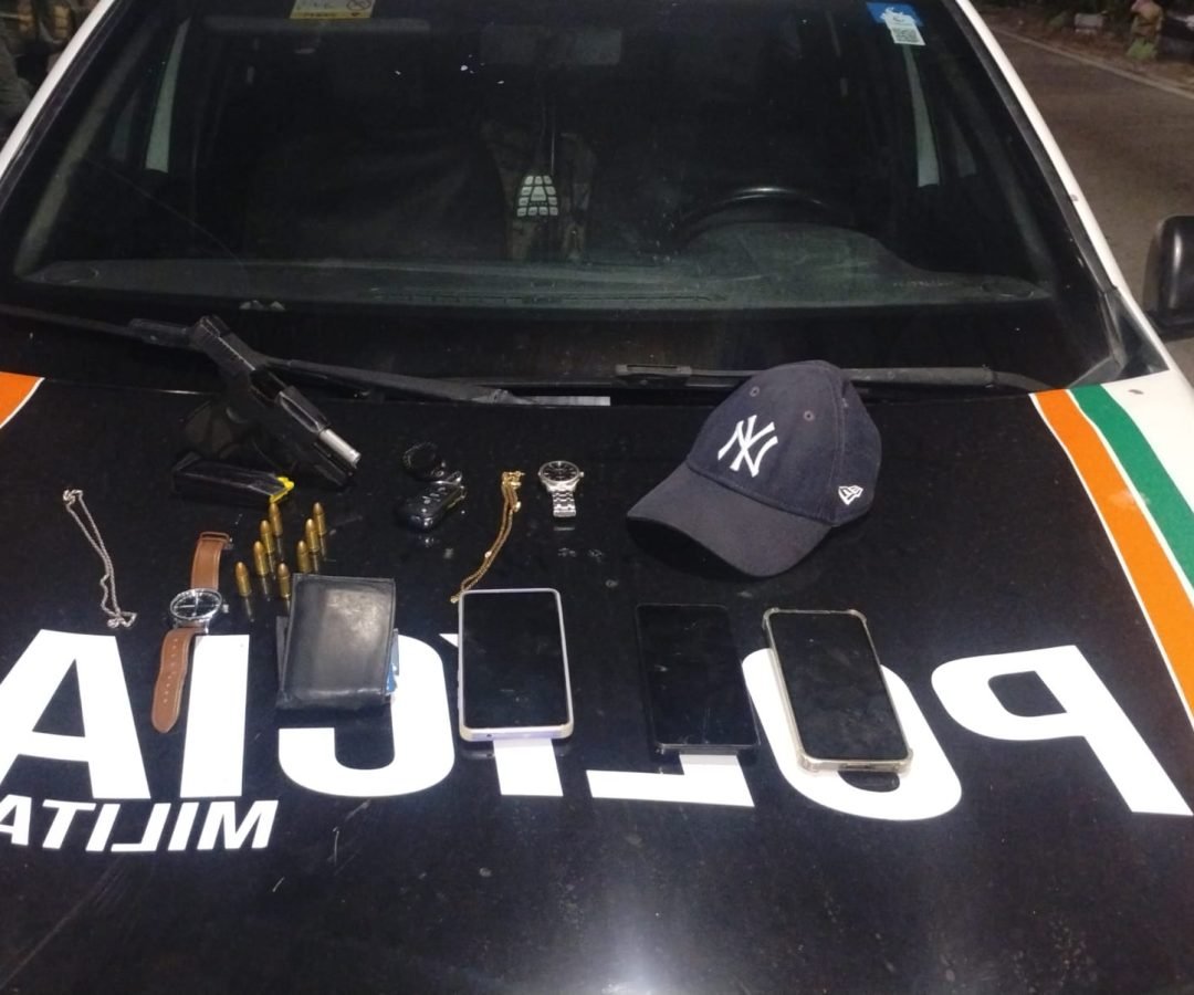 Polícia Militar intercepta veículo e prende suspeito por porte ilegal de arma em Fortaleza