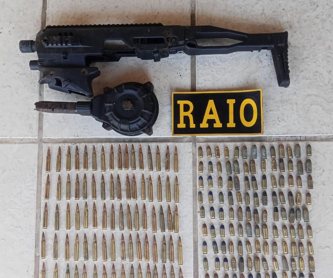 Apreensão de arsenal em Caucaia revela uso de kits táticos por criminosos