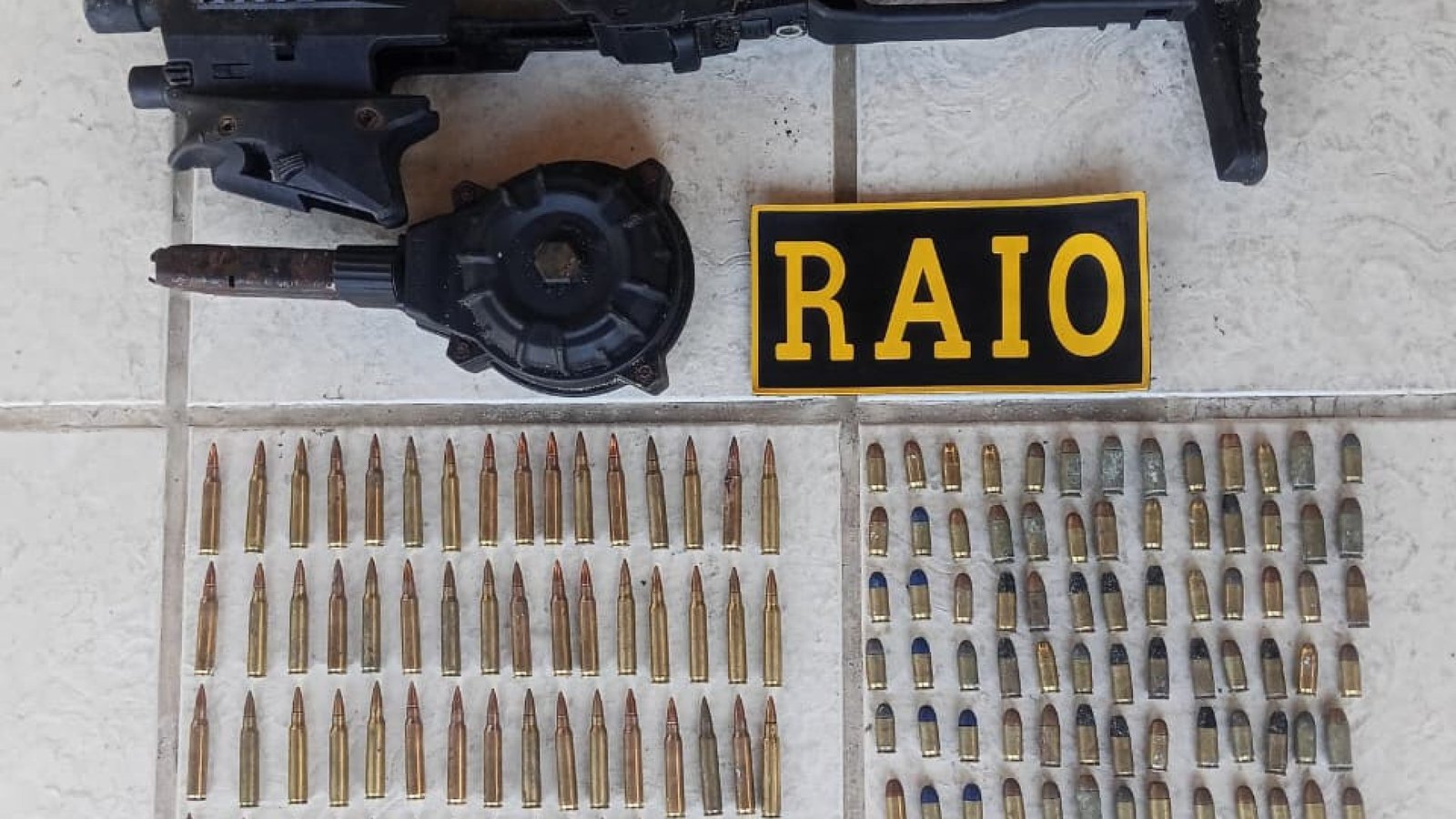 Apreensão de arsenal em Caucaia revela uso de kits táticos por criminosos