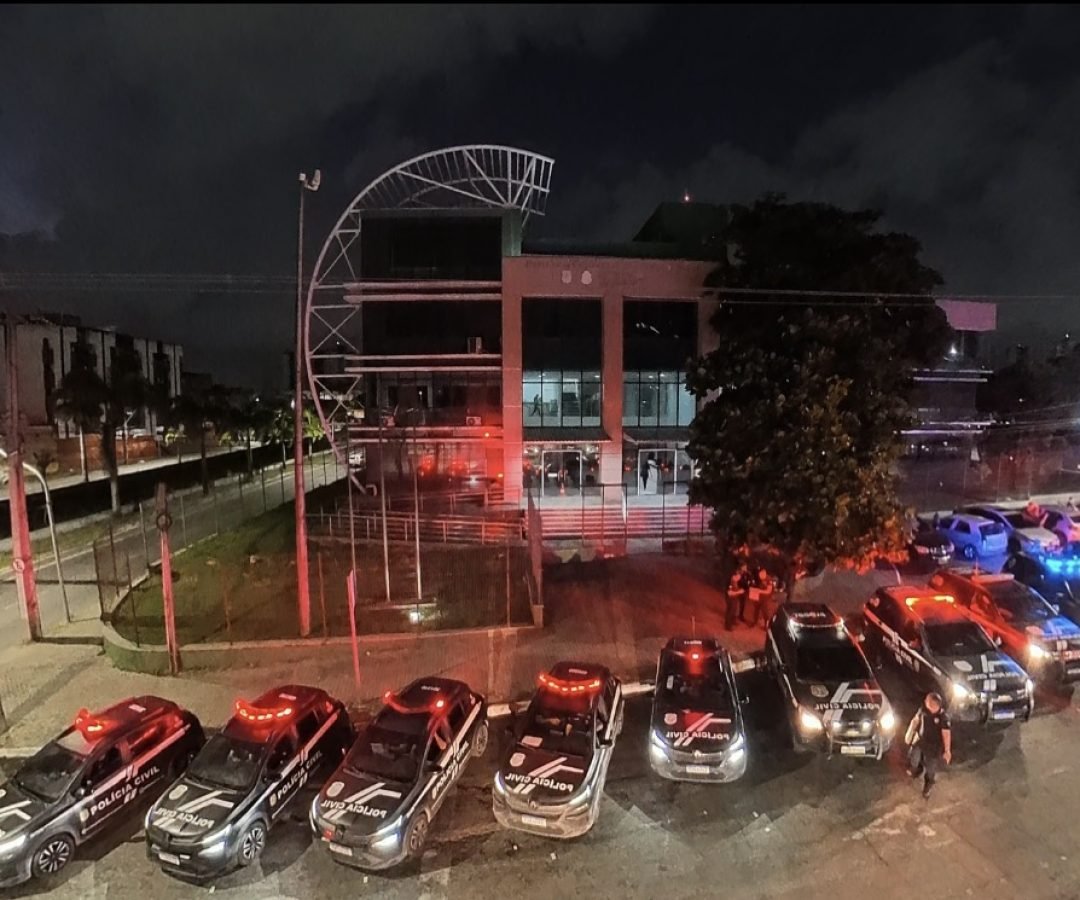 equipes da Delegacia de Repressão às Ações Criminosas Draco, unidade vinculada a