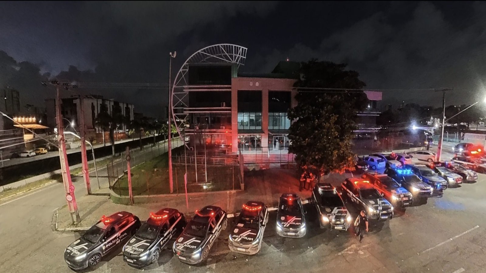 equipes da Delegacia de Repressão às Ações Criminosas Draco, unidade vinculada a