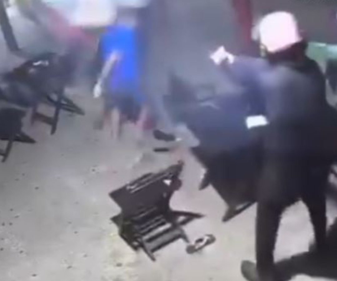 volta das 23h, e foi registrado pela câmera de segurança do local. As imagens mo