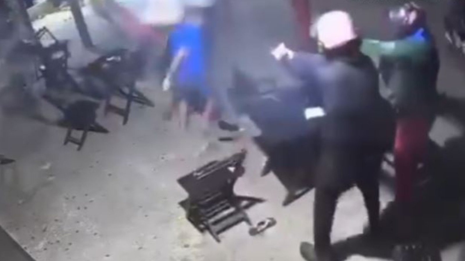 volta das 23h, e foi registrado pela câmera de segurança do local. As imagens mo