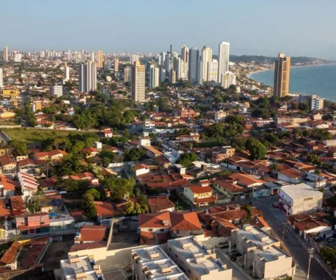 estar localizado no centro de uma placa tectônica, quando estes fenômenos aconte