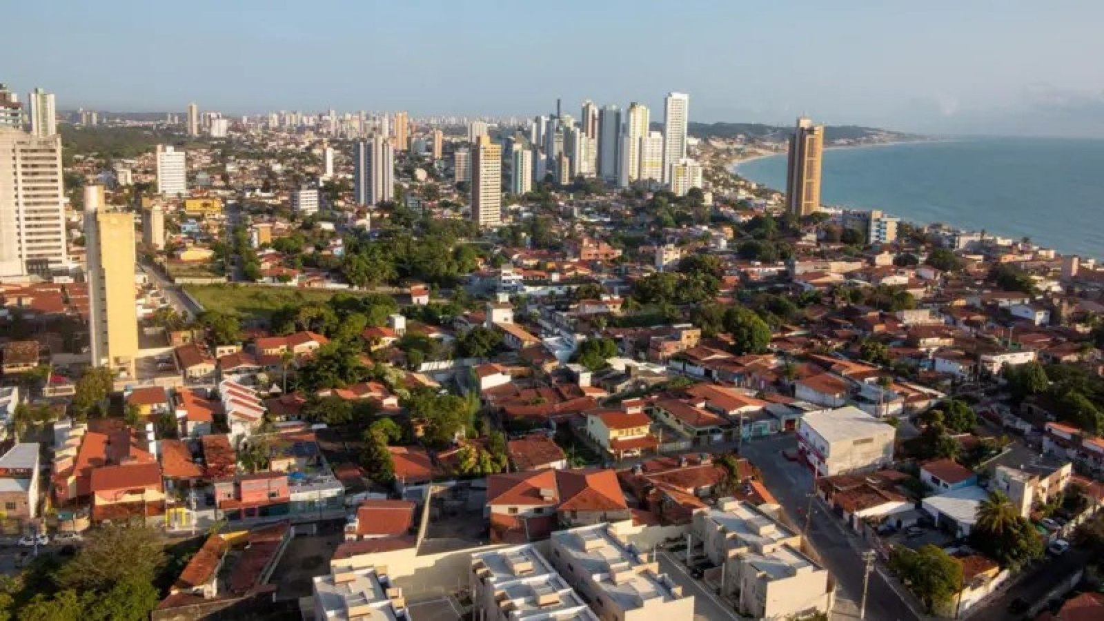 estar localizado no centro de uma placa tectônica, quando estes fenômenos aconte