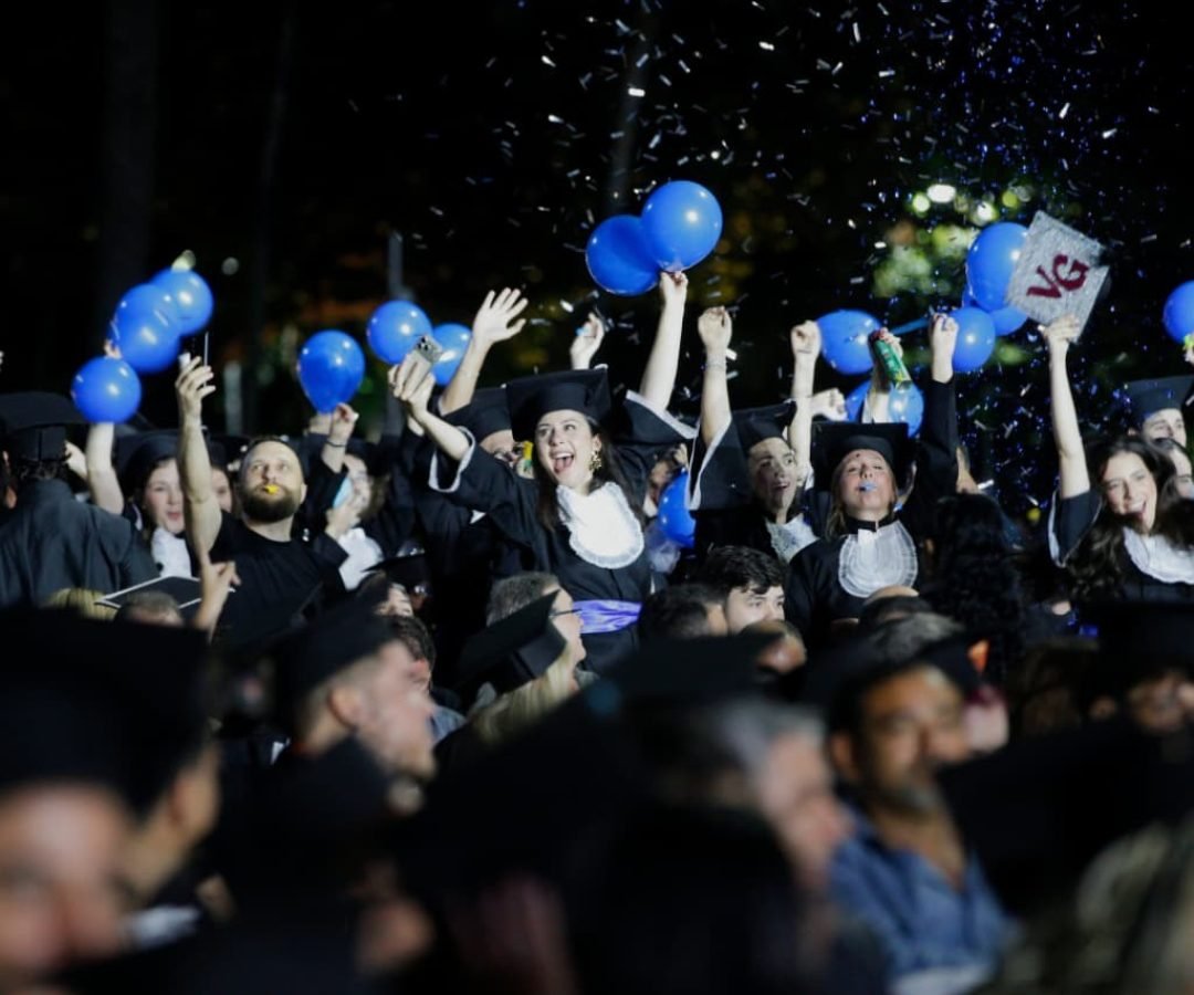 conhecimento e valor. Reflete o empenho dos formandos, o apoio de suas famílias