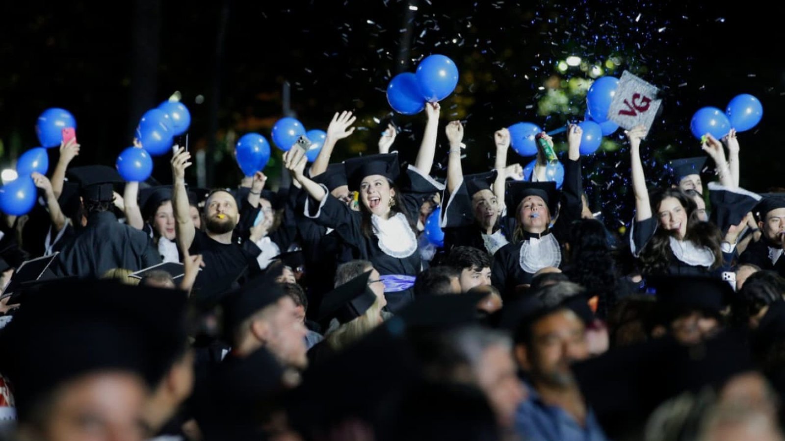 conhecimento e valor. Reflete o empenho dos formandos, o apoio de suas famílias