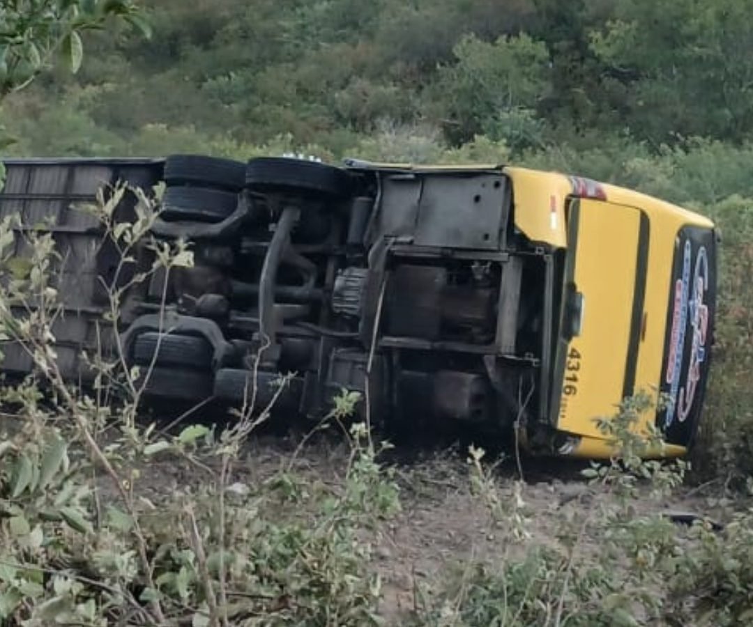 tava mais de 40 romeiros tombou e deixou dois mortos e vários feridos na CE-456