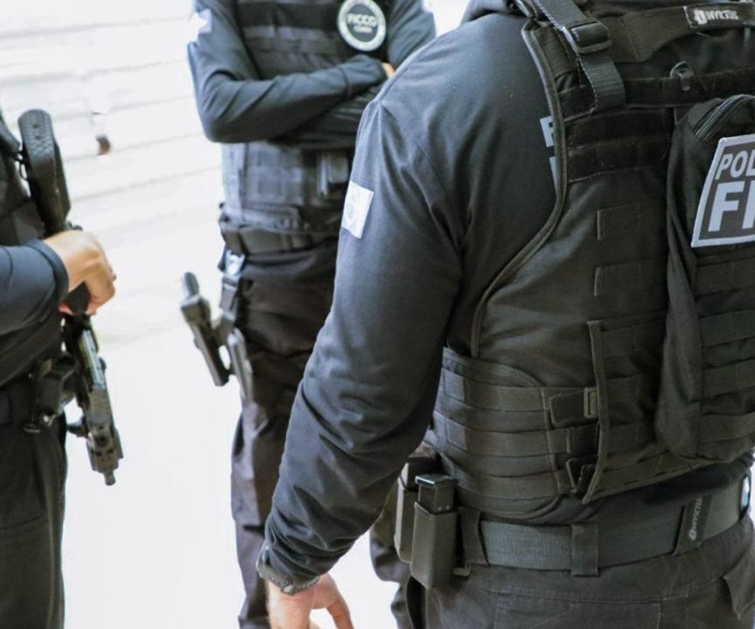 te ilegal de arma de fogo. Também foi determinada a retirada de câmeras de vigil