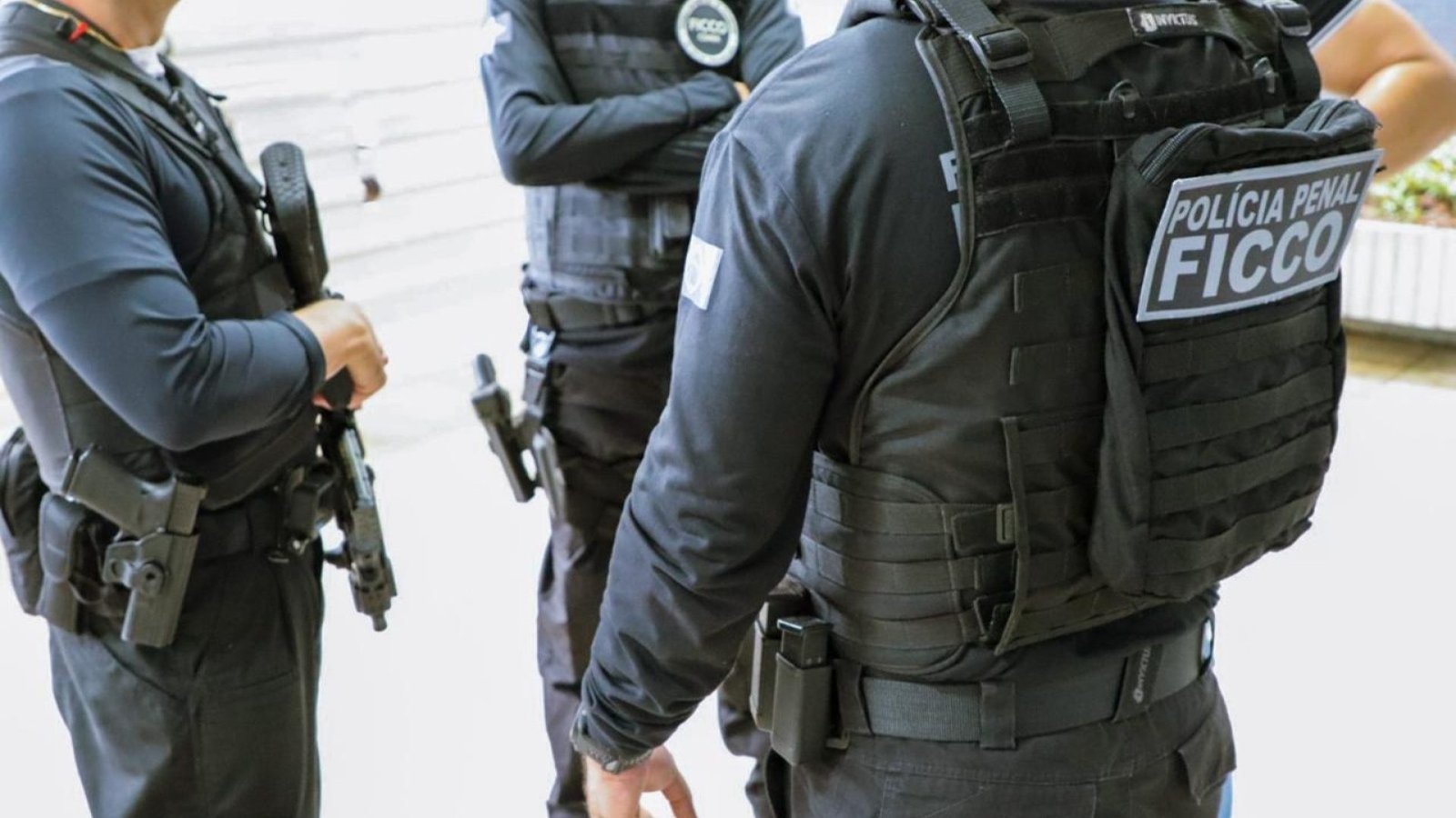 te ilegal de arma de fogo. Também foi determinada a retirada de câmeras de vigil