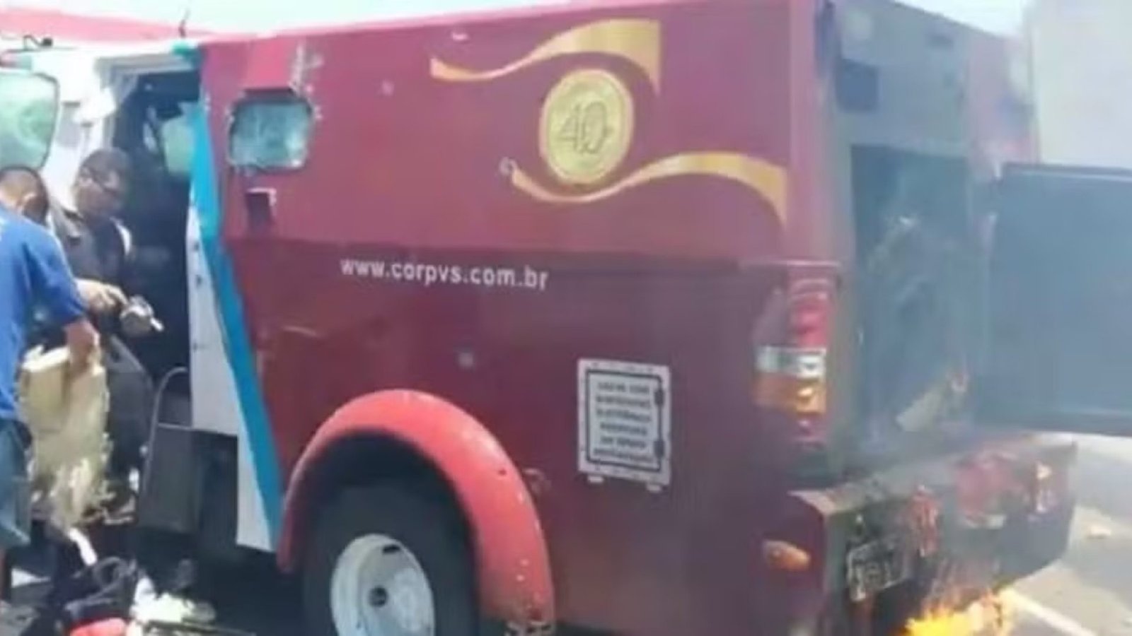 cerca de oito a dez criminosos armados com fuzis, abriu fogo contra as viaturas