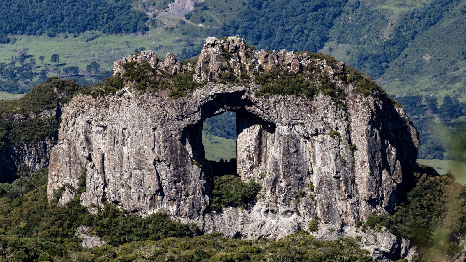 Pedra Furada: o Ícone Natural que Molda a Identidade de Jericoacoara