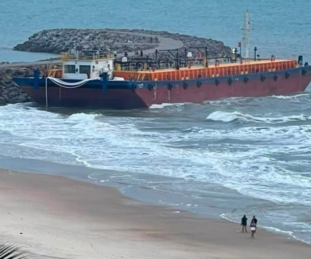 Navio de grande porte encalha na Praia do Icaraí, em Caucaia, após colisão com espigão