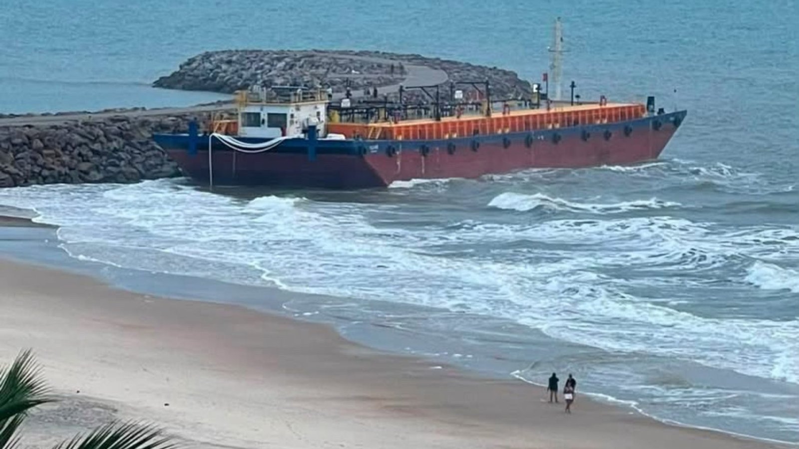 Navio de grande porte encalha na Praia do Icaraí, em Caucaia, após colisão com espigão