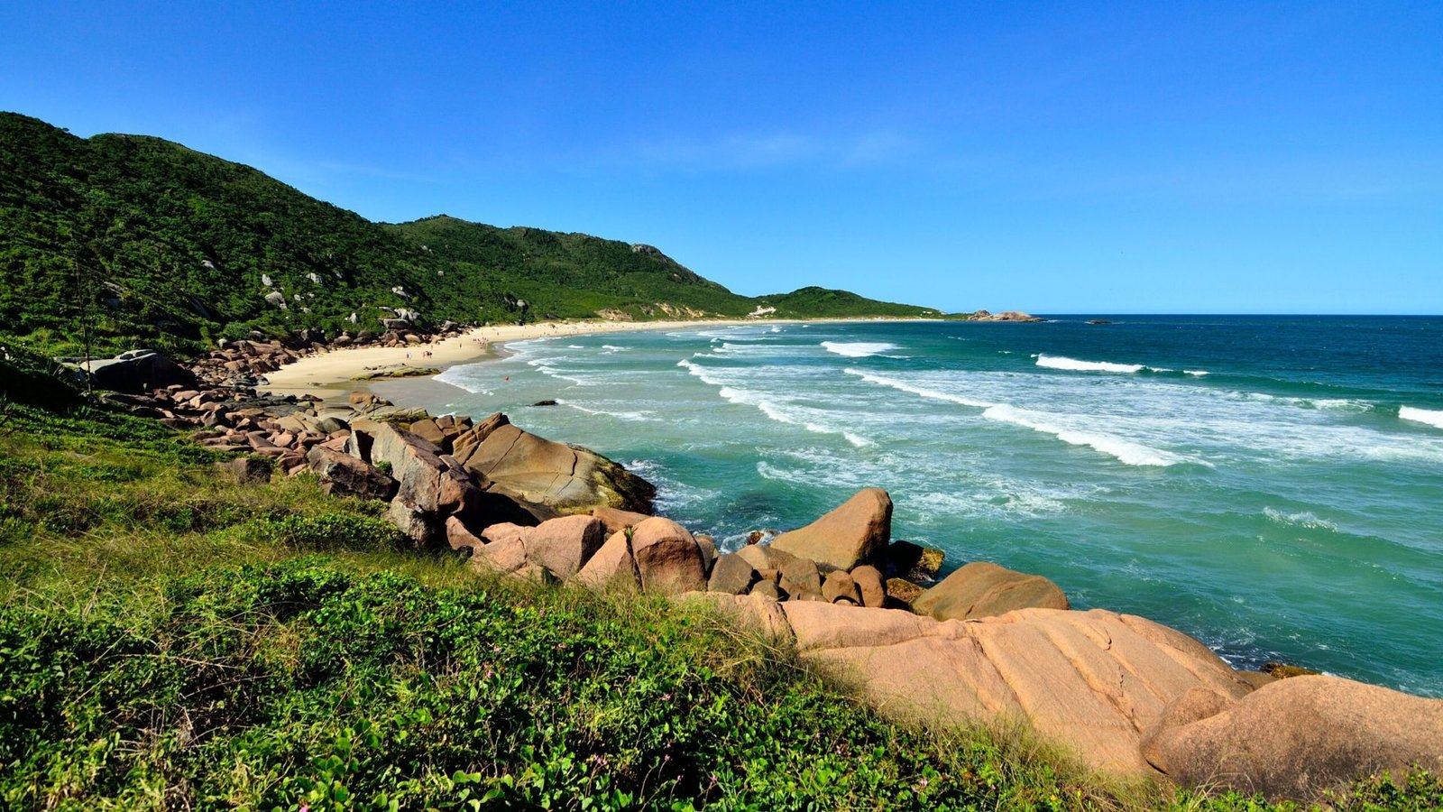 Praia de Flecheiras: a configuração das piscinas naturais e o ritmo do litoral cearense
