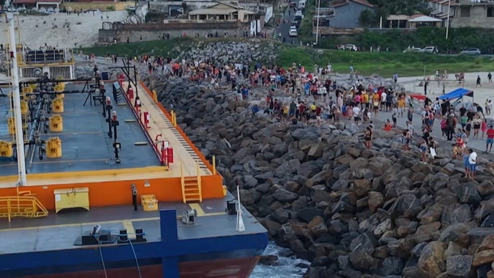 Balsa encalhada no Icaraí transforma-se em ponto turístico e movimenta litoral cearense