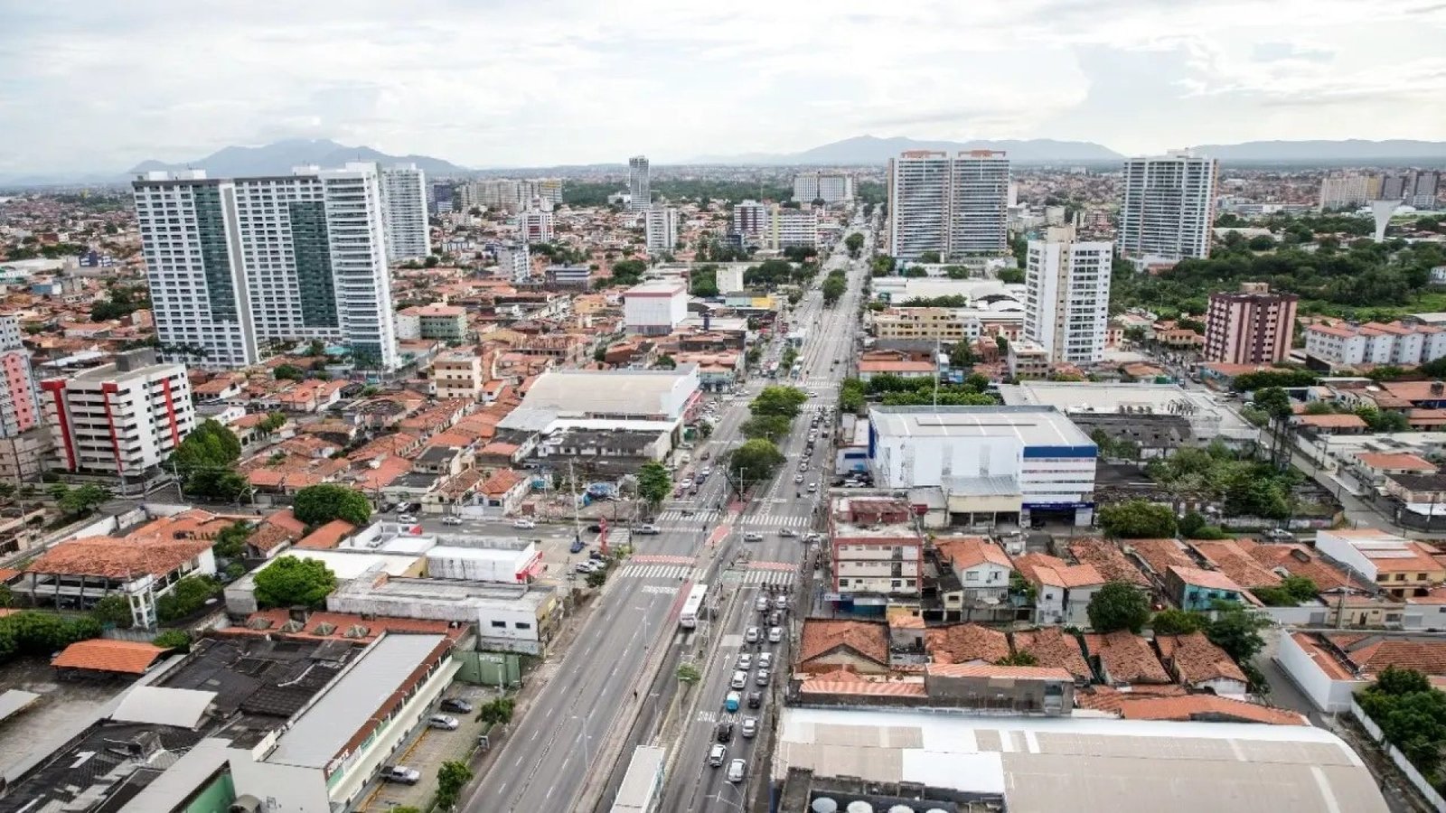 Prefeitura de Fortaleza autoriza circulação de carros na faixa de ônibus da Bezerra de Menezes