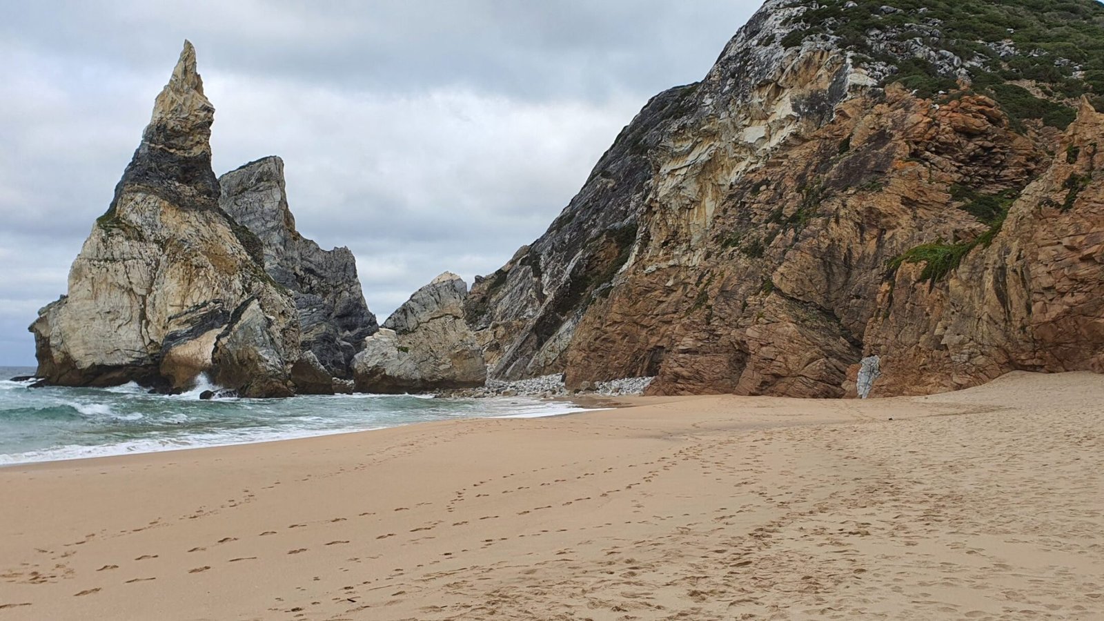 Praia de Flecheiras: Onde a Natureza e a Tranquilidade Se Encontram no Ceará