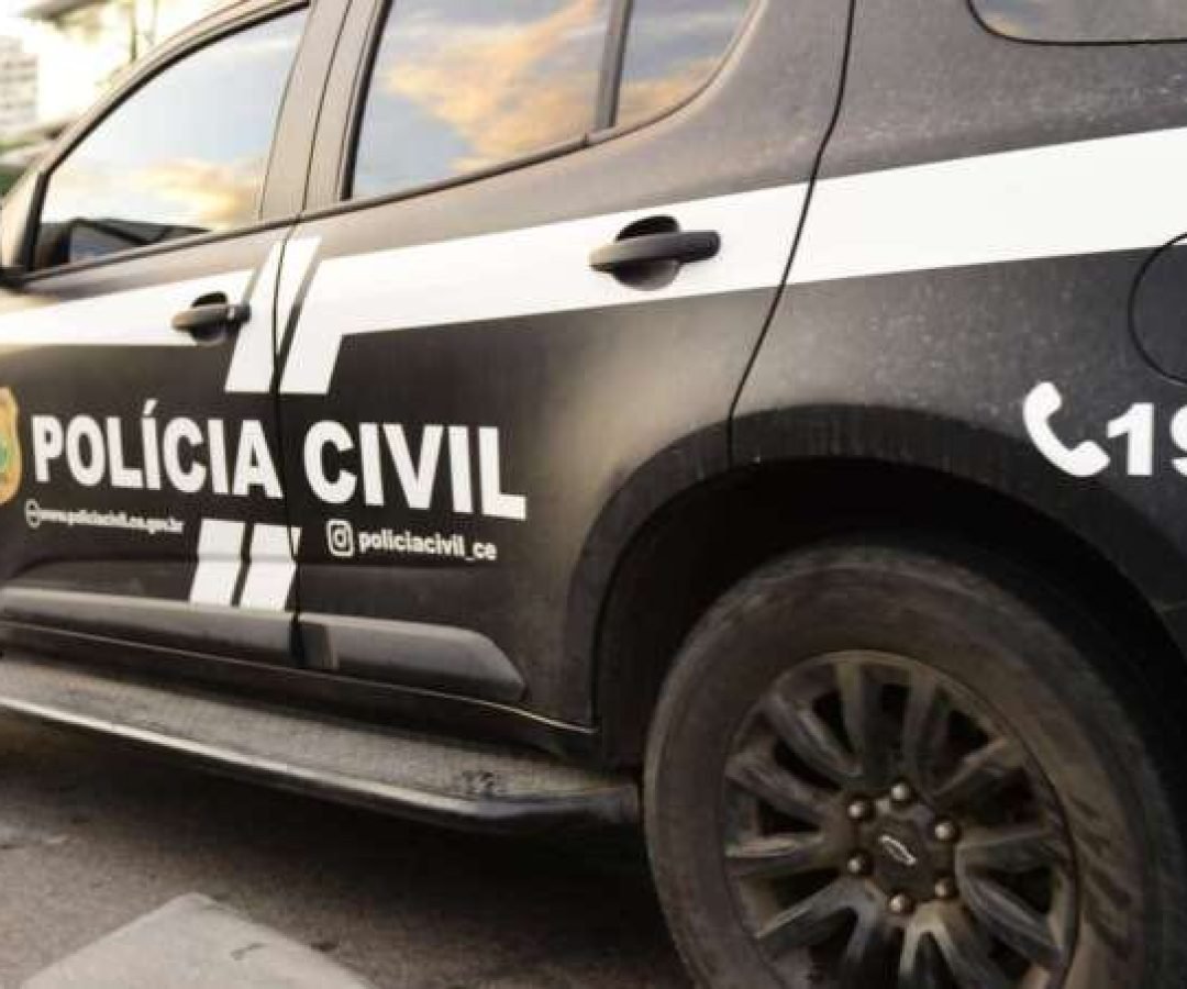 O suspeito e o material apreendido foram encaminhados para o 13° DP, onde ele foi autuado em fla...