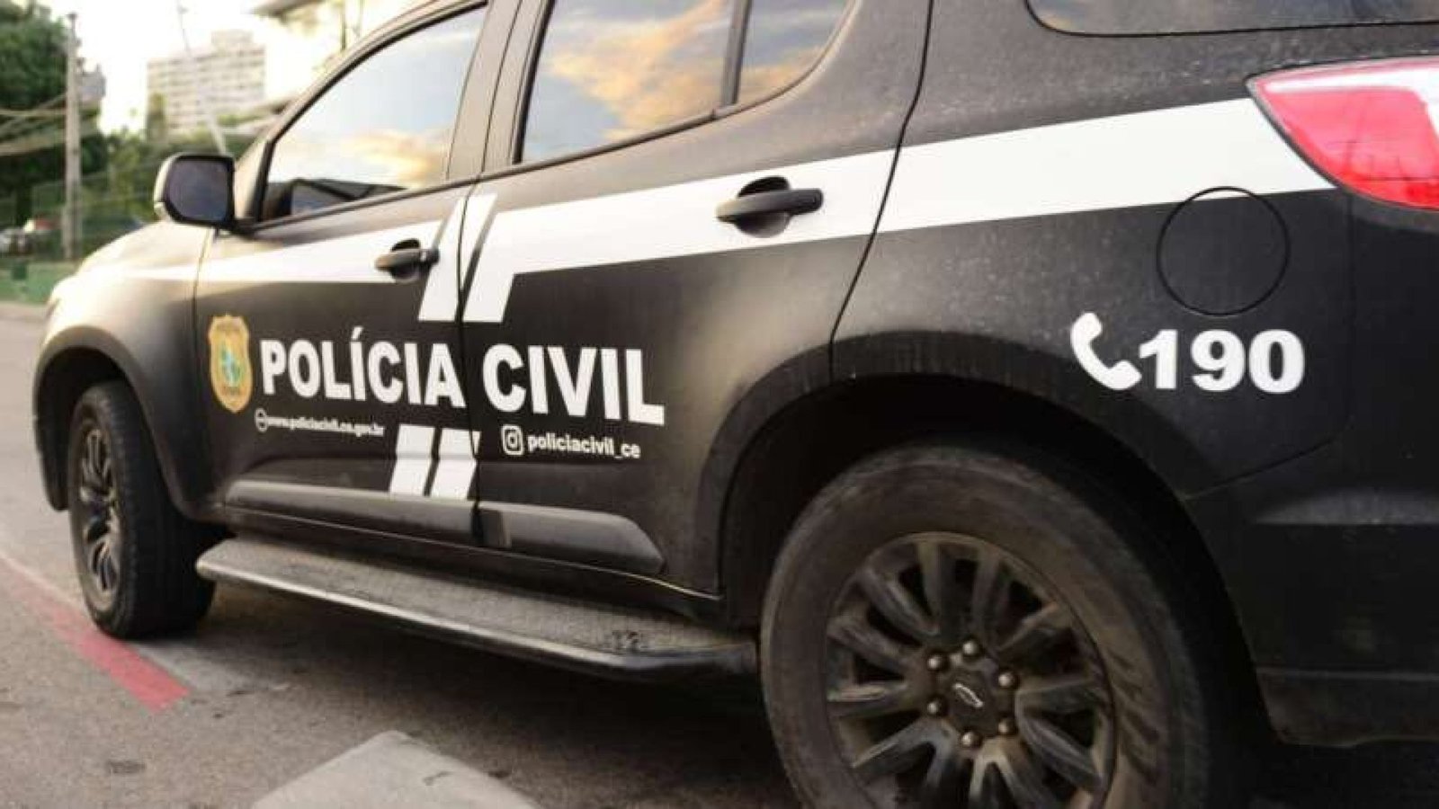 O suspeito e o material apreendido foram encaminhados para o 13° DP, onde ele foi autuado em fla...